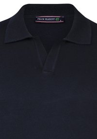 Schwarzes Poloshirt mit strukturierter Kragen, einer Drei-Knopf-Leiste und dem Label "FELIX HARDY" innen am Halsausschnitt. Glattes, gewebtes Material.