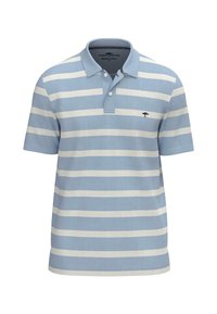 Polo bleu clair avec des rayures blanches, manches courtes, patte de boutonnage à trois boutons et un petit logo d'arbre brodé sur la poitrine.