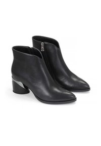 Stivali alla caviglia in pelle nera con punta affusolata, texture liscia, chiusura con zip e un caratteristico tacco a blocco curvo.
