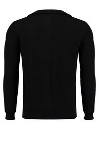 Schwarze Strickjacke mit strukturiertem Muster, langen Ärmeln und einem Schalkragen. Ribbenabschluss und -manschetten runden das Design ab.