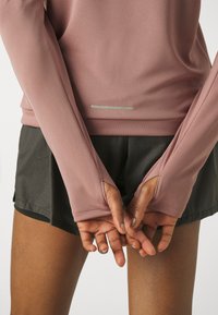 Nike Performance DRI-FIT PACER - Topper langermet - smokey mauve/(reflective silv)