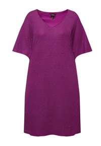 Robe violette à col en V avec des manches courtes, fabriquée en un tissu texturé qui brille, présentant une coupe décontractée et une longueur jusqu'aux genoux.