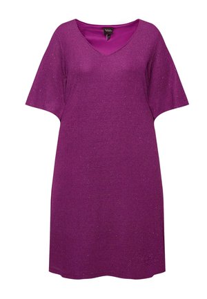 Abito viola a V con maniche corte, realizzato in un tessuto texturizzato che brilla, caratterizzato da una vestibilità ampia e una lunghezza al ginocchio.