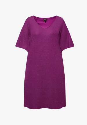 Robe violette à col en V avec des manches courtes, fabriquée en un tissu texturé qui brille, présentant une coupe décontractée et une longueur jusqu'aux genoux.