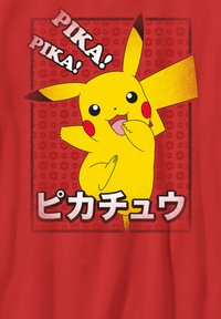 Rotes T-Shirt mit einem cartoonhaften gelben Pikachu mit schwarzspitzen Ohren, das winkt. Text: „PIKA! PIKA!“ und „ピカチュウ“ in fett weiß und schwarz.