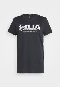 Svart kortärmad t-shirt i bomull, med vit grafisk text som står "UA Performance" och "The Pursuit of Better Since '96" över framsidan.