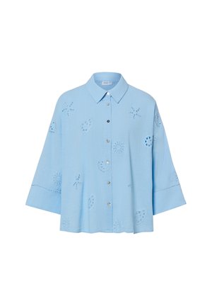 Chemise bleu clair à boutons avec manches trois-quarts et broderies ajourées florales sur toute la surface.
