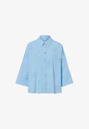 Hellblaues Hemd mit Knöpfen und dreiviertel Ärmeln, mit floralen Cutout-Stickereien überall.