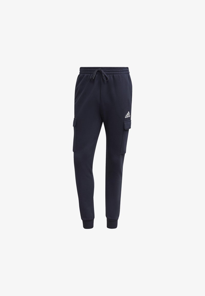 Granatowe joggery Adidas z elastycznym pasem, sznurkiem do regulacji, ściągaczami przy kostkach oraz kieszeniami cargo na obu udach, z białym logo Adidas.