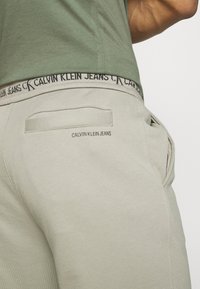 Calvin Klein Jeans Teplákové kalhoty - grey