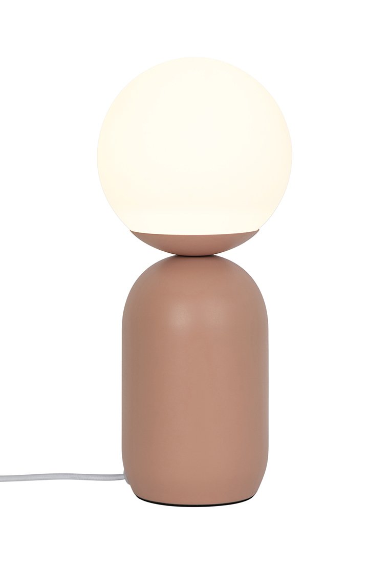 Lampada da tavolo con paralume sferico bianco lucido su base ovale marrone opaco, caratterizzata da linee morbide e un design minimalista.