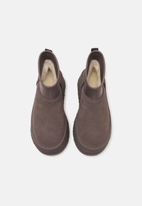UGG CLASSIC MINI DIPPER - Botines con plataforma - thundercloud