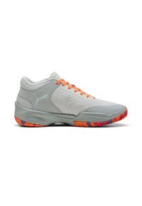 Sneaker low-top di colore grigio chiaro di Puma con lacci arancioni e suola grigia, caratterizzata da un battistrada a motivo arancione e viola.