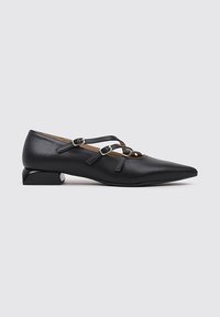 Chaussures à talons en cuir noir avec un bout pointu, dotées de deux straps entrecroisés avec boucles et d'un talon carré bas. Texture lisse.