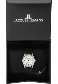 Jacques Lemans Uhr mit silbernem Edelstahlgehäuse, weißem Zifferblatt, schwarzem Lederarmband und Datumsanzeige; in einer schwarzen Box präsentiert.