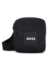 Μαύρη τσάντα χιαστί με υφή από νάιλον, διαθέτει μπροστινή τσέπη με φερμουάρ, λευκό λογότυπο "BOSS" και ρυθμιζόμενο λουράκι.