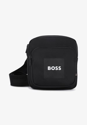 Fekete válltáska texturált nejlon külsővel, elöl cipzáras zsebbel, fehér "BOSS" logóval és állítható pánttal.