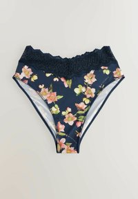 Bikiny s kvetinovým vzorom a tmavomodrým základom, s čiernym čipkovaným pásom a kontrastnými švami.