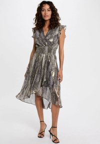 Robe à motif serpent en métal avec un décolleté en V, des manches courtes à volants et une taille smockée ; l'ourlet asymétrique apporte du mouvement et de la texture.