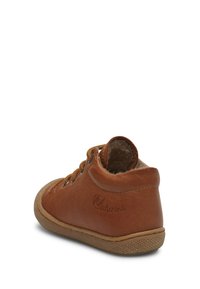 Hnědé kožené vysoké boty s kulatou špičkou, texturovaným povrchem, gumovou podrážkou a šněrováním. Vyznačuje se značkováním po straně.