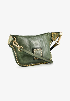 Borsa in pelle verde con borchie dorate lungo i bordi, forma rettangolare, tracolla staccabile e patch quadrato con marchio sulla parte anteriore.