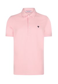 Camisa polo de color rosa claro hecha de algodón, con una tapeta de tres botones, mangas cortas y un acento de logo en azul marino en el lado izquierdo del pecho.