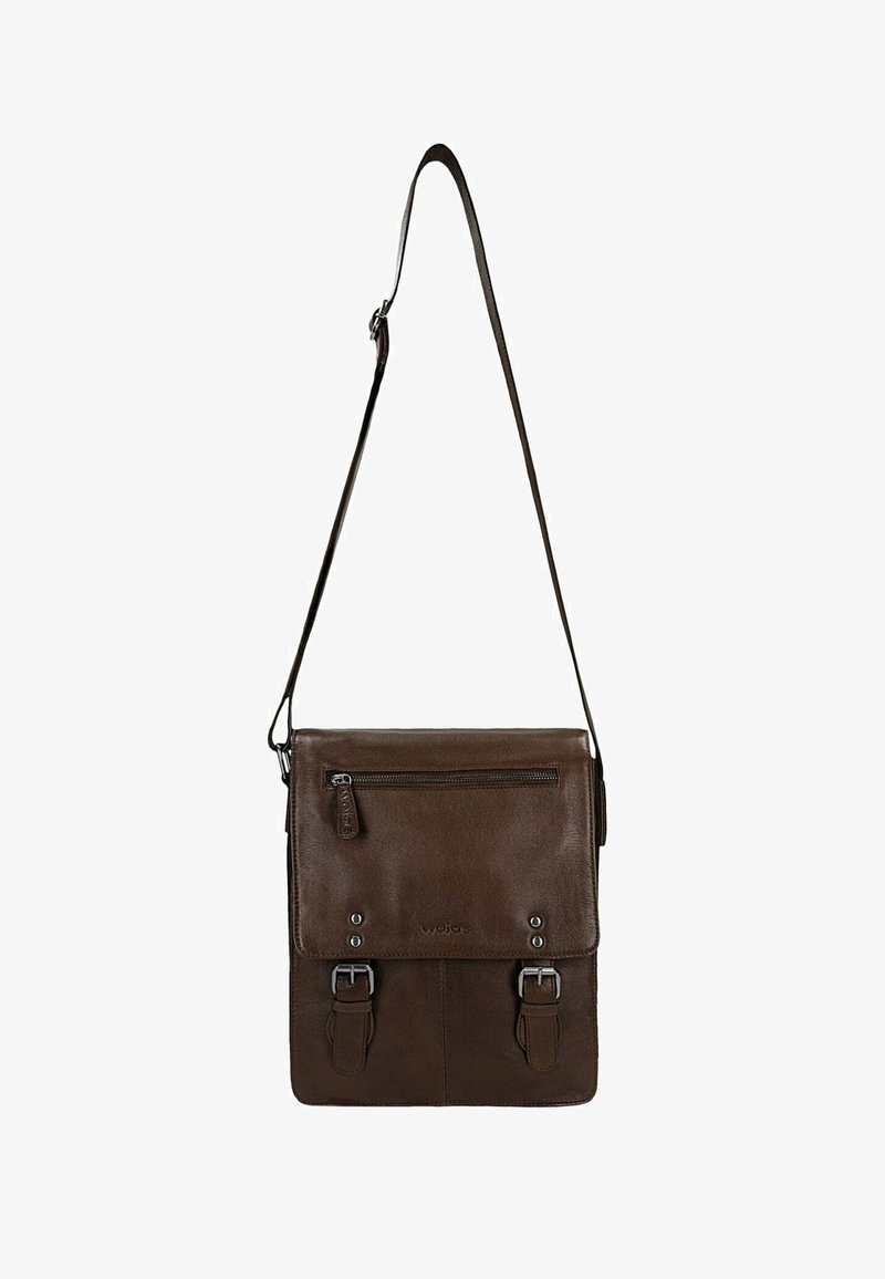 Hnědá kožená messenger taška s přední zipovou kapsou, dvěma přezkovými akcenty a nastavitelným ramenním popruhem. Hladká textura s elegantním designem.