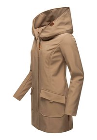 Beige waterdichte jas met een hoge kraag en grote capuchon, voorzien van zijzakken en een merkpatch op de borst. Gladde textuur.