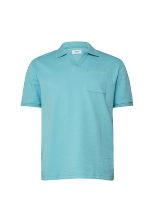 Polo bleu clair à manches courtes en tissu texturé, avec col, encolure en V et poche poitrine, présenté sur fond blanc.