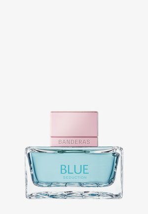 Rechteckige Glas-Parfümflasche mit hellblauer Flüssigkeit und rosa Verschluss, beschriftet mit "BLUE SEDUCTION BANDERAS."