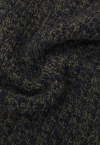 Sciarpa lavorata a maglia realizzata con filato blu scuro e verde oliva, caratterizzata da un motivo testurizzato e una superficie morbida e pelosa.