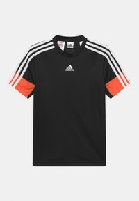 Czarny sportowy T-shirt z okrągłym dekoltem, z trzema białymi paskami na każdym ramieniu i pomarańczowymi akcentami na rękawach.