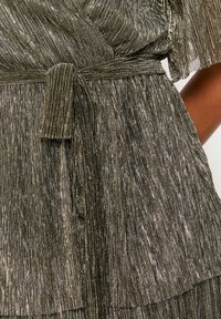 LolaLiza SHINY WRAP - Kokteilikleit/peokleit - gold