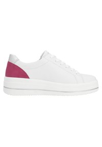 Sneaker in pelle bianca con un accento in suede rosa sul tallone, finiture in argento, punta rotonda e una spessa suola in gomma bianca. I lacci sono bianchi.