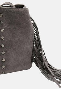 Borse in suede grigia con accenti a forma di stella lungo un lato; presenta lunghe frange testurizzate. Design compatto e quadrato.