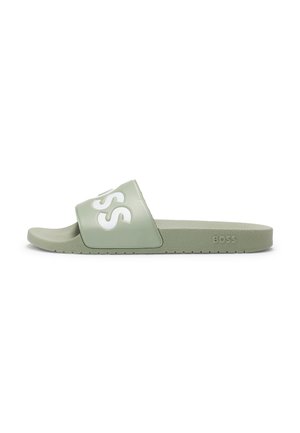 Sandale slip-on vert clair avec une large bride comprenant un grand texte blanc "BOSS" et une semelle texturée.