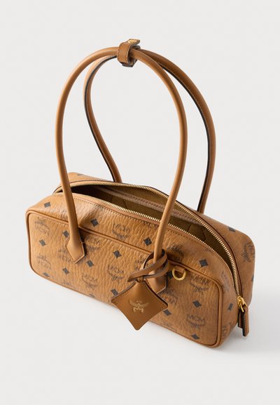 Τσάντα από ταμπά δέρμα με ανάγλυφο διαμάντι σχέδιο, δύο μακριά χερούλια, φερμουάρ κλεισίματος και δερμάτινη ετικέτα προσαρτημένη. Ομαλή υφή και δομημένο σχήμα.