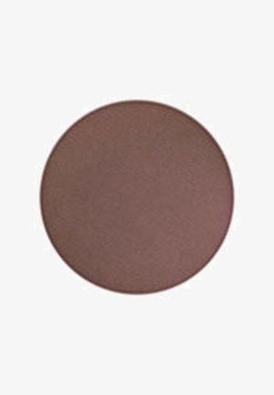 Fard à paupières en poudre brune dans un godet rond, finition mate avec une texture lisse, mesurant environ 5 centimètres de diamètre.