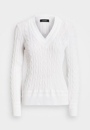 Pull blanc en maille torsadée avec col en V, manches longues et bords-côtes aux poignets et à l'ourlet par Lauren Ralph Lauren.