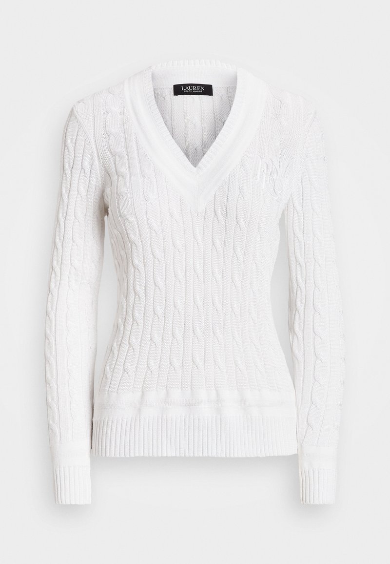 Pull blanc en maille torsadée avec col en V, manches longues et bords-côtes aux poignets et à l'ourlet par Lauren Ralph Lauren.