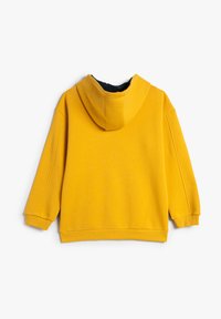 Hoodie in cotone giallo con un grande cappuccio, polsini a coste e orlo a coste. Presenta una texture liscia e una vestibilità ampia. Vista posteriore mostrata.