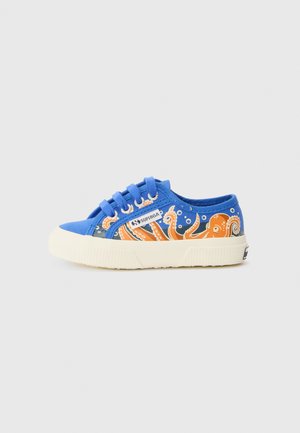 Sneaker in tela blu con design di polpo arancione, suola in gomma, intersuola testurizzata e punta tonda. Presenta lacci e un'etichetta con logo sul lato.