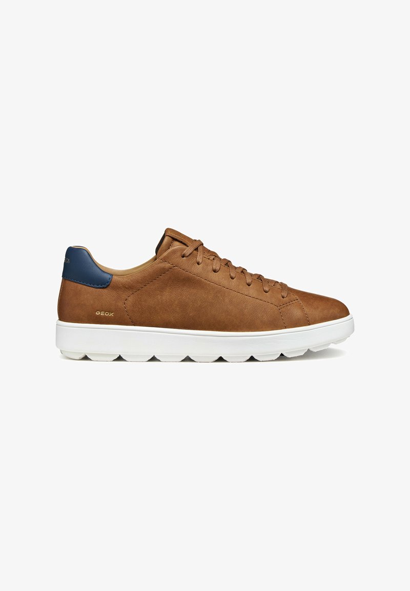 Baskets en cuir marron avec semelle blanche, languette de talon bleu marine et fermeture à lacets, vues de profil sur fond blanc.