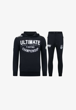 Zwarte hoodie en joggers set met "Ultimate Fighting Championship" en UFC-logo's in witte tekst, met trekkoorden en voorzak in kangoeroestijl.