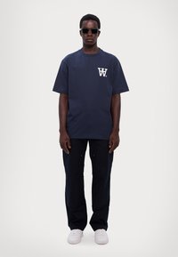 DOUBLE A BY W.W. NOT TO BE TRUSTED UNISEX - Print T-shirt - dark navy