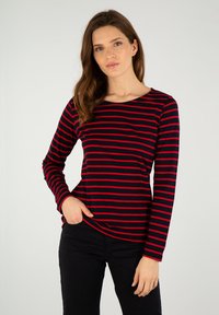 Langærmet top i sort med røde vandrette striber, rund hals og blødt stof. Designet til en afslappet pasform og komfort.