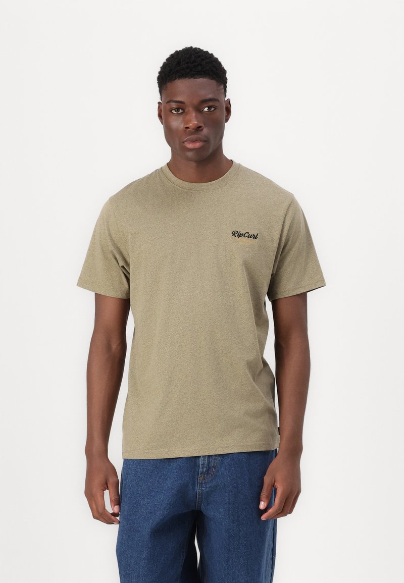 T-shirt in cotone verde oliva con maniche corte, collo rotondo e un piccolo logo nero "Rip Curl" sul petto. Vestibilità casual, texture morbida.