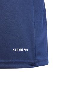 Camiseta deportiva azul marino con tejido texturizado, logo "AEROREADY" en blanco contrastante en el dobladillo y un acabado suave.