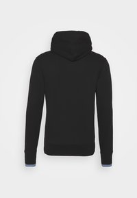 Felpa nera con maniche lunghe e cappuccio regolabile con lacci. Presenta polsini a coste con dettagli blu. Design semplice con una texture liscia.