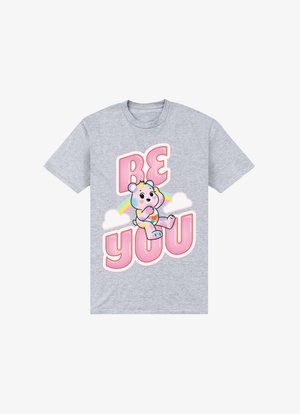 Szara koszulka z kolorowym kartonowym misiem, tęczą i napisem "Bądź sobą" w różowym, na tle białych chmur. Miękki materiał.